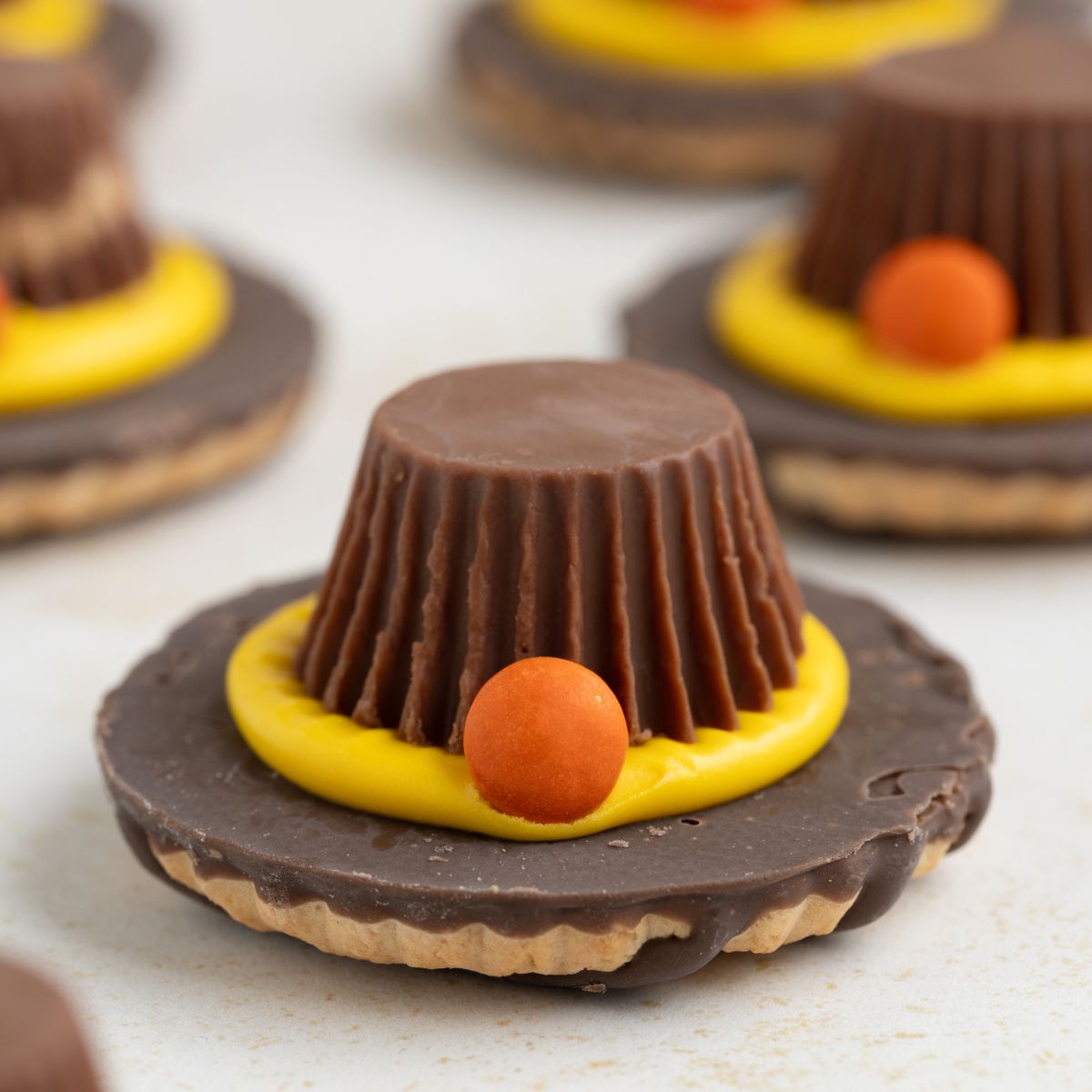 Delight in charming Pilgrim hat cookies, a festive addition to your Thanksgiving table.