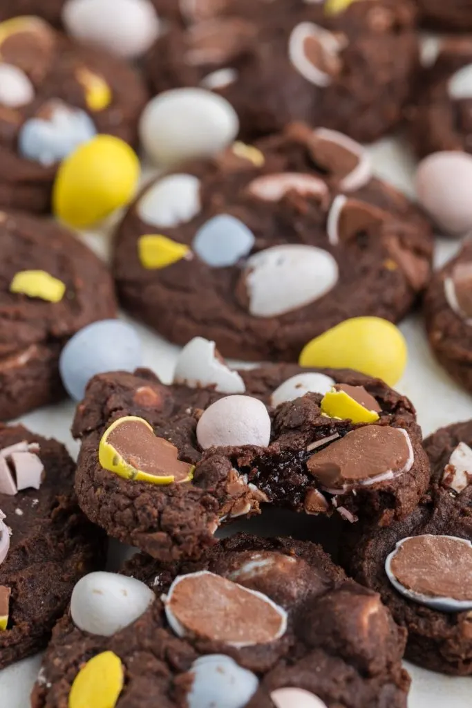 Delicious brownie mini egg cookies, perfect for the Easter.