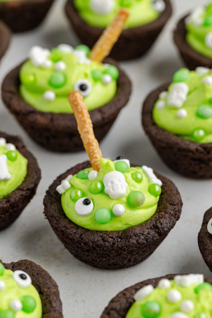 Cauldron chocolate cookie cups.